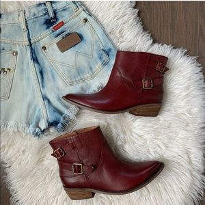 7.5 NWOT Lucky Boots